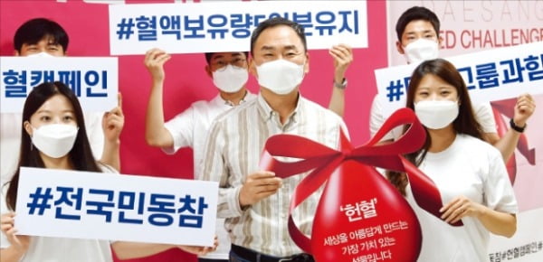 대상그룹은 지난 1일부터 사내 헌혈운동을 전국민 대상으로 확대한 ‘대상 2020 레드챌린지 캠페인’을 진행하고 있다. 캠페인에 참가한 임정배 사장(가운데)과 직원들.     신경훈 기자 khshin@hankyung.com 