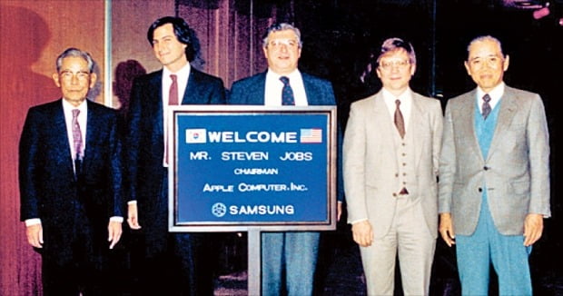 삼성 창업주 이병철 회장(왼쪽 첫 번째)이 1983년 11월 서울 태평로 삼성본관에서 스티브 잡스 애플컴퓨터 사장(두 번째)을 만나 기념촬영을 했다. 당시 이 회장은 잡스를 “IBM에 맞설 인물”이라고 평가했다.  /한경DB 