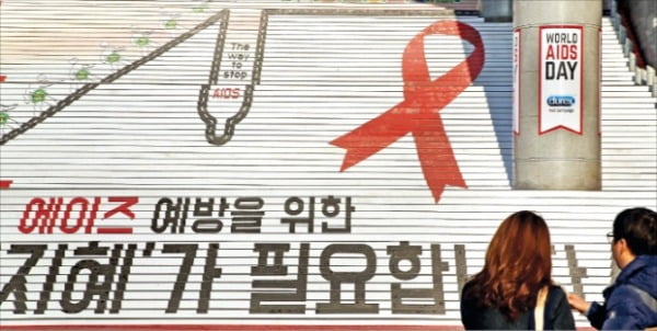 [박상익의 건강노트] 한 주먹씩 먹던 HIV 치료제, 이제 한 알만