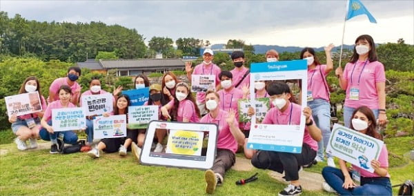 전라북도가 포스트 코로나 외래 관광시장 재개에 대비해 주한 외국인과 소셜 미디어를 활용한 '랜선 마케팅'을 시작했다. 이달 초에는 주한 외국인 농촌여행 서포터즈인 '또바기팜족'을 초청해 전북 익산에서 1박2일 일정의 농촌여행 체험 프로그램이 진행됐다.  전북도청 제공 