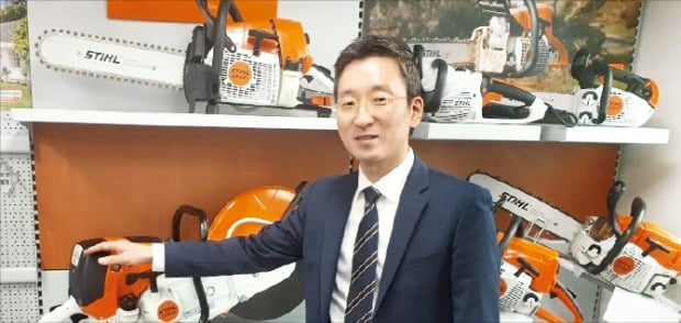 이창수 유라통상 사장이 자사가 판매하는 핸드커터기를 소개하고 있다.  /안대규 기자 