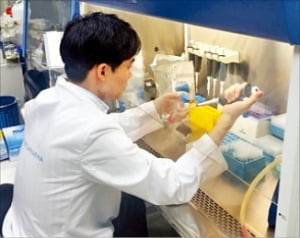 노브메타파마 연구원이 약물 실험을 하고 있다.  