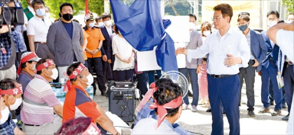 지난 21일 이철우 경북지사가 군위군 군위읍에 있는 ‘경북 다시뛰자 범도민추진위’ 현장사무실 앞에서 농성 중인 군위신공항추진위 회원들과 대화하고 있다.  /경상북도 제공 