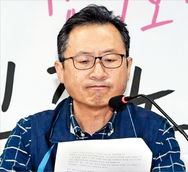 노사정 합의안이 전국민주노동조합총연맹 대의원대회에서 지난 23일 부결되자 김명환 민주노총 위원장이 24일 기자회견을 열어 사퇴를 발표했다.   /신경훈 기자 khshin@hankyung.com 