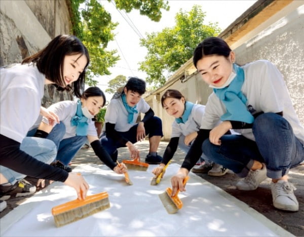 대우건설 임직원들이 지난해 10월 서울 마포구에서 ‘희망의 집짓기’ 활동에 참여하고 있다.
  대우건설 제공 