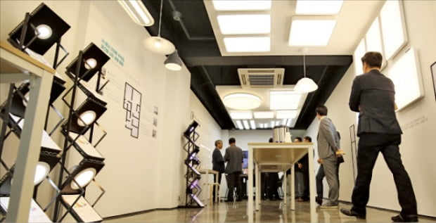 소비자들이 썬라이크 LED 기술이 적용된 조명제품을 체험하고 있다.  서울반도체 제공  