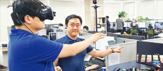 김대희 삼우이머션 대표(오른쪽)가 가상현실(VR) 헤드셋을 통해 승선 실무교육을 받는 직원을 지도하고 있다.  김태현  기자 