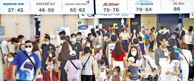 [포토] ‘코로나 바캉스’ 풍경…북적이는 김포공항 국내선 