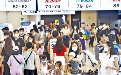 [포토] '코로나 바캉스' 풍경…북적이는 김포공항 국내선