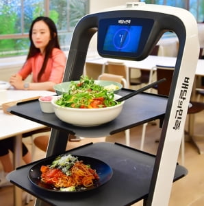[미래형 점포] 배민, 스마트 오더로 주문하고 로봇이 서빙…레스토랑도 '비대면 시대'