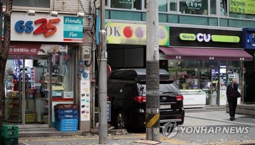 편의점주들 "최저임금 인하해야…임금 못줘 범법자될 판"