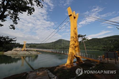 [통통 지역경제] 장성호 수변길·출렁다리…명소에 효자됐네