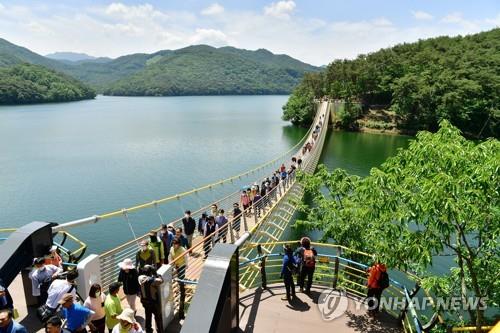 [통통 지역경제] 장성호 수변길·출렁다리…명소에 효자됐네