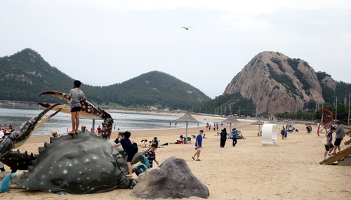 군산 선유도해수욕장 올해 첫 개장…거리 두기 반반 | 한국경제