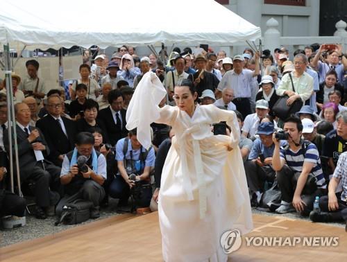 재선 확실시되는 고이케 도쿄지사 '변화무쌍'…한국과는 '악연'