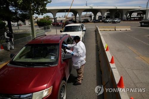 길 막거나 벌금 물리거나…미, 코로나19로 동네북 수모