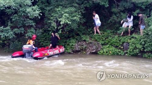 금강 상류서 강물 불어나 고립된 낚시객 3명 구조