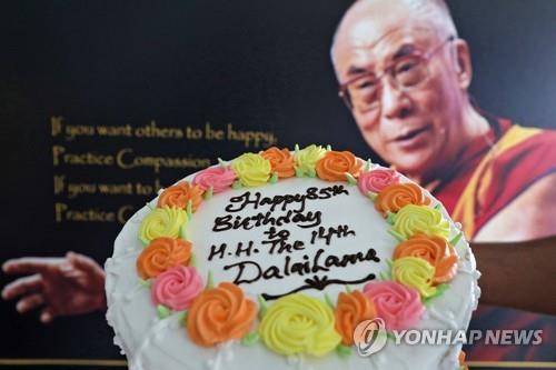 달라이 라마, 85세 생일에 "110세까지 살도록 기도해달라"