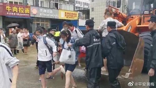 '한 달 넘는 폭우' 중국 후베이서 산사태로 9명 매몰(종합)