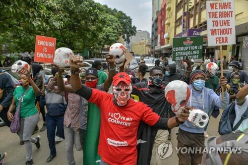 케냐 경찰, 인권 시위대에 최루가스…"활동가 등 56명 체포"