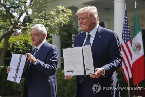 장벽까지 세운 트럼프, 멕시코 대통령에 "소중한 파트너"(종합)