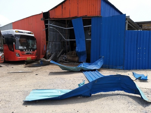 울산 한 패널 업체서 압축기 폭발…공장 일부·차량 7대 파손