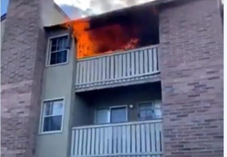 불타는 아파트서 떨어진 아이…전 미식축구 선수가 몸던져 구조