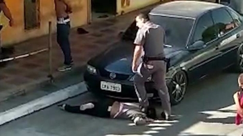 브라질서 경찰이 흑인여성 목 짓밟고 폭행…파면 조치
