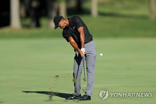 매킬로이 "무관중 경기 처음인 우즈, 조금 당황스러울 것"