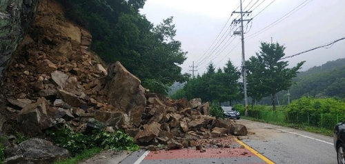 상주서 산사태로 토사 200여t 도로에 쏟아져