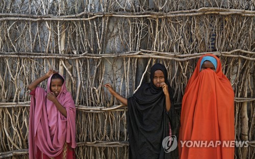 소 4마리에 딸을…케냐 12세 소녀 한달 새 두번 결혼