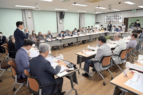 "미룰 수 없었나"…코로나19 확산 속 공주시장 순방 토론회 논란