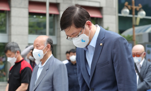 [사진톡톡]팬데믹 시대,  마스크로 가릴 수 없는 그들의 정체성