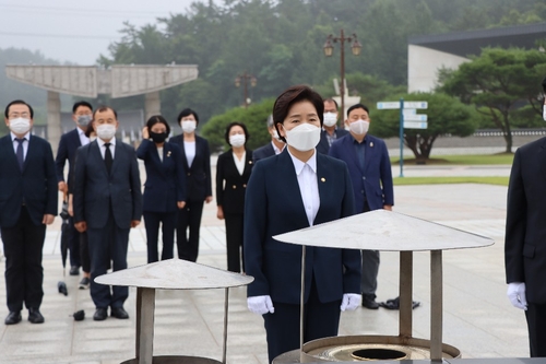 민주당 최고위원 출마 양향자, 5·18묘지 참배로 첫 선거 행보