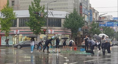 포항 도심 도로에 술병 수십 개 '와르르'