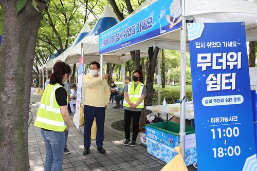 [코로나19 여름] ② 갈 곳 없는 노인들 "경로당 열어도 무서워 못가"