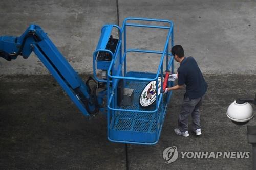 중국 청두 미 영사관, 휘장 떼고 짐 싸기 시작