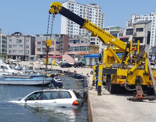 울산 앞바다에 70대 몰던 승용차 추락…"가속페달 밟아"