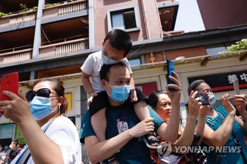 폭죽·축가 속 우려도…수천 중국인, 미 총영사관 폐쇄 현장에