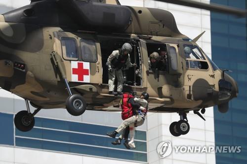 반세기 하늘 지켜온 육군 UH-1H 헬기 퇴역…'수리온'이 대체