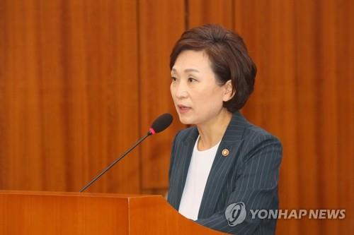 김현미 "중저가 주택 재산세율 인하 대책 10월 발표"(종합)