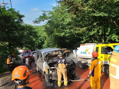 부산 황령산로 올라가던 승합차 화재