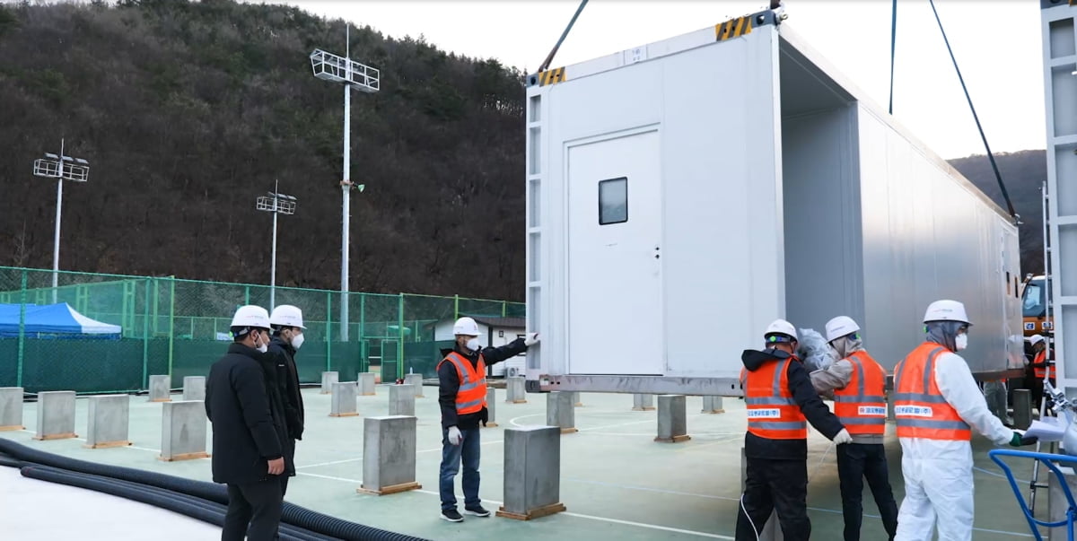 ▲코오롱글로벌은 음압병동 구축을 위해서 `모듈러` 기술을 활용했다. 이 기술을 활용하면 수개월이 걸릴 음압병동 건설을 2주 내외로 앞당길 수 있다. 사진제공=코오롱글로벌.