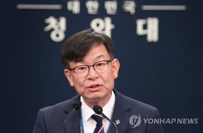 김상조 "부동산 안정 의지 흔들리지 않아"