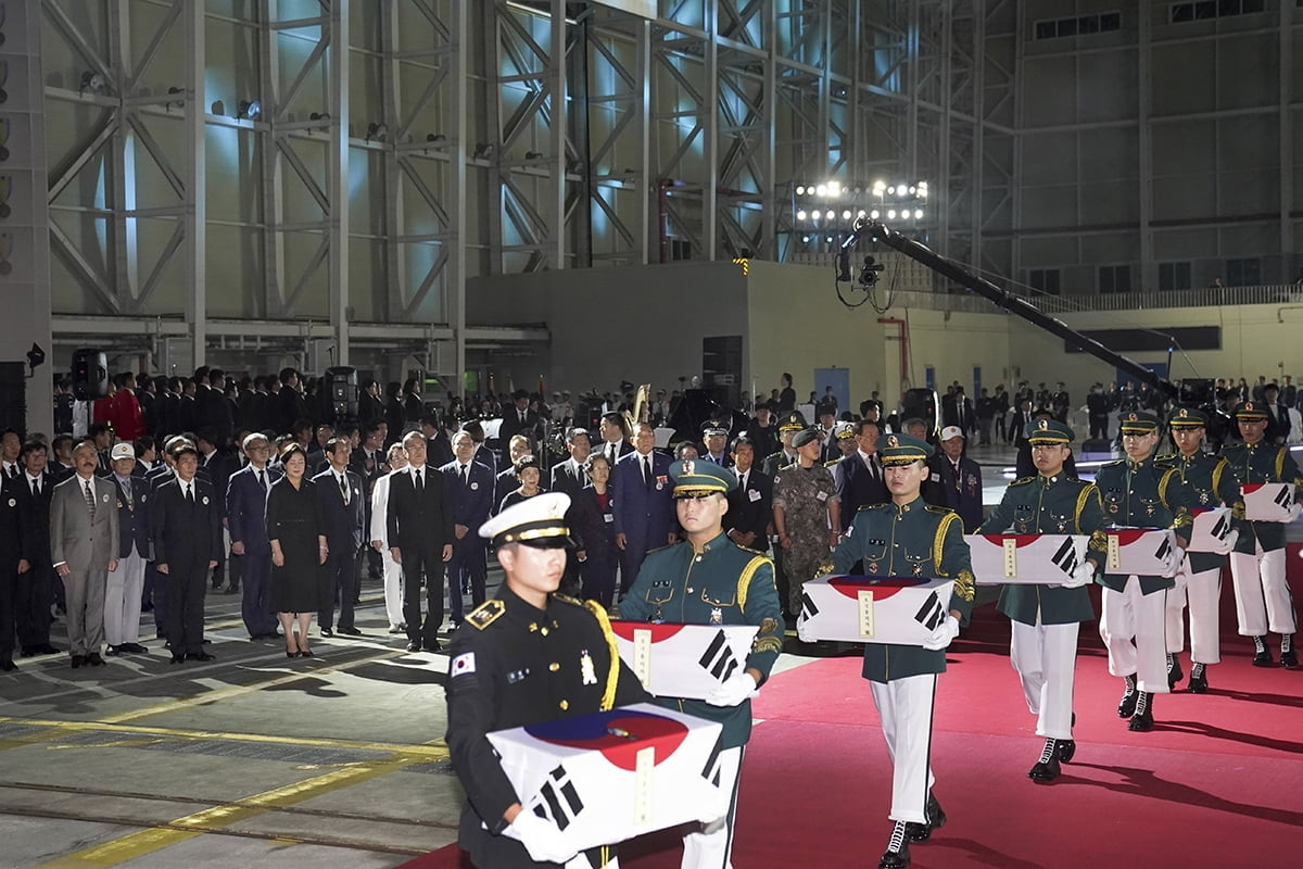 靑 "영웅 예우가 쇼로 보이나"…조선일보에 유감