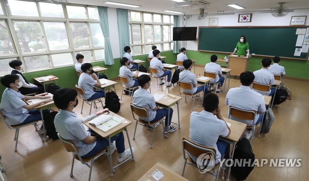 첫 교내 전파 의심에도…교육부 "전면 등교중지 없다"