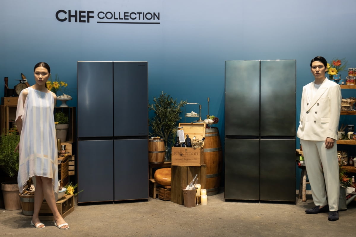 삼성전자 모델이 서울 성수동에 마련된 체험존에서 `뉴 셰프컬렉션` 냉장고를 소개하고 있다.