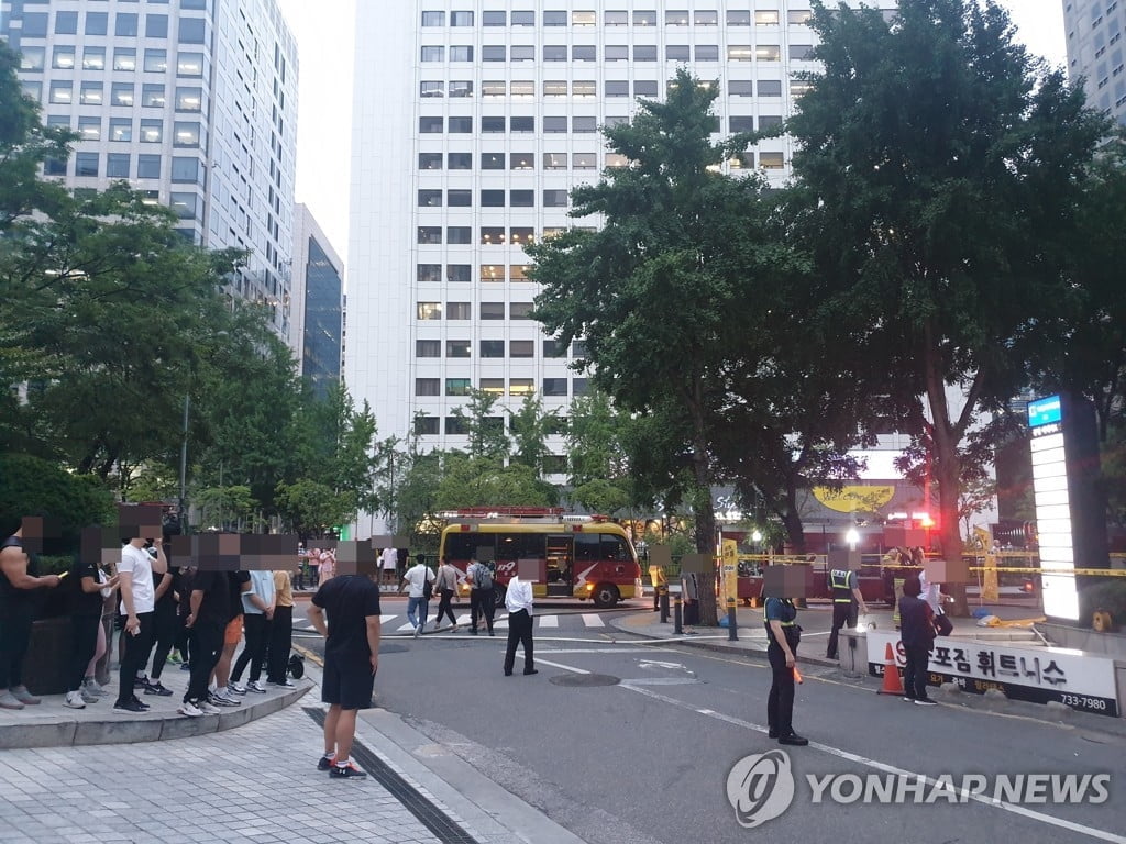 서울 종로구 빌딩 지하 음식점서 화재…240여명 `긴급대피`