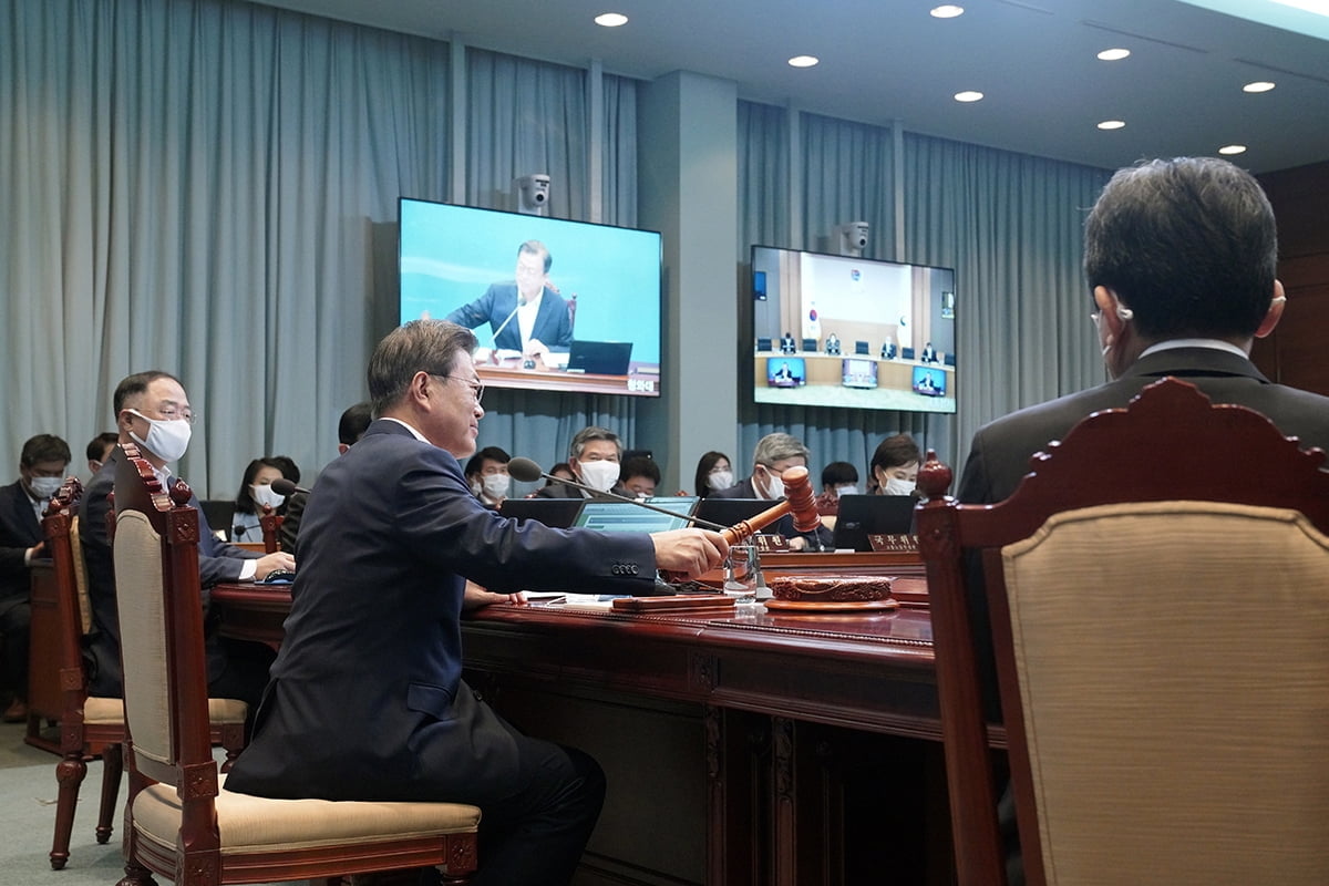 문 대통령 "선수 가혹행위는 구시대 유산"