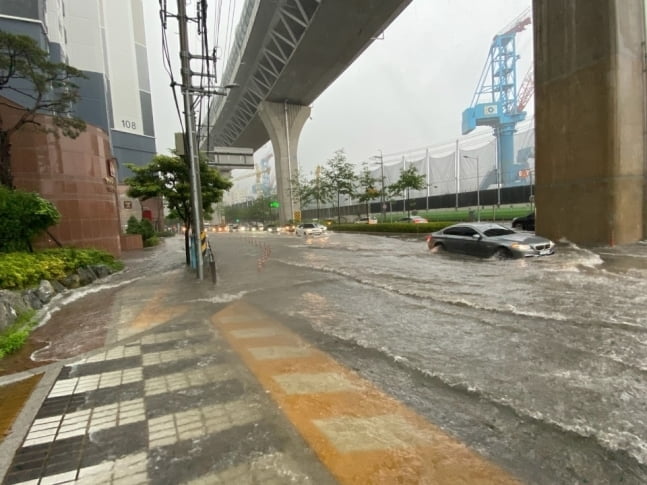 호우경보 내린 부산, 폭우에 곳곳 침수…도로 통제